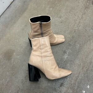 L’intervalle nude Beige Patent Leather Ankle Boots with Black Heel